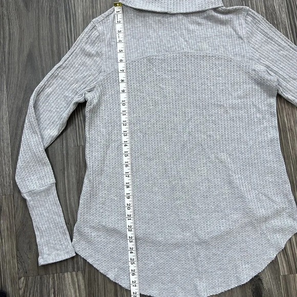 Susina Waffle Knit Long Sleeve Turtle Neck Top Light Gray Raw Hem Size Small - Picture 5 of 5